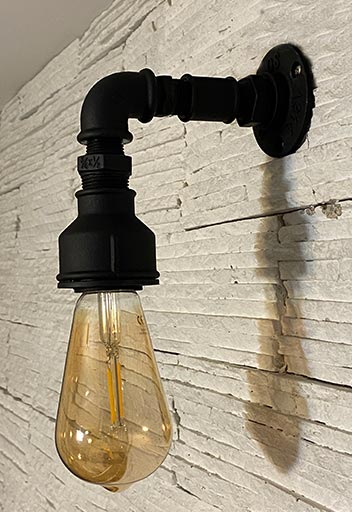 Stylowa lampa loftowa z elementami metalowymi
